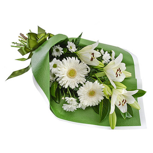 Bouquet in fresh and crisp tones of white and green